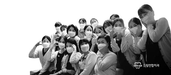 ์ธ์ฐ ์น๊ณผ ์ ๋ขฐ์ฑ์ด ๋์ ๋๋ฆผ์ฐํฉ์น๊ณผ์์ ํ์ ๊ณ ๊ฐ๋ถ๋ค๊ณผ ์ํตํ๋ฉฐ ํญ์ ์ต์ ์ ๋คํ๋ ๋๋ฆผ์ฐํฉ์น๊ณผ ๊ฐํธ์ฌ ๋ฐ ์์ง์๋ถ๋ค, ์ธ์ฐ ์ํ๋ํธ, ๊ณ ๋์ด๋ ์ํ๋ํธ๊ฐ ๊ฐ๋ฅํ ์ธ์ฐ ์น๊ณผ ๋๋ฆผ์ฐํฉ์น๊ณผ. ๊ณ ๊ฐ์ ์์คํ ์์ฐ์น์๋ฅผ ์งํค๊ธฐ ์ํด ํญ์ ์ต์ ์ ๋คํ๋ ์ ๋ขฐ์๋ ์ธ์ฐ์น๊ณผ, ๋๋ฆผ์ฐํฉ์น๊ณผ๋ ์ธ์ฐ์์ ์ํ๋ํธ, ์น์ฃผ๊ณผ, ์น์๊ต์ , ์น๊ณผ๋ณด์ฒ ๊ณผ, ์น๊ณผ๋ณด์กด๊ณผ, ๊ตฌ๊ฐ์
์๋ฉด์ธ๊ณผ, ์์์ฒญ์๋
์น๊ณผ ๋ฑ ๋ค์ํ ์ง๋ฃ ๊ณผ๋ชฉ์ ์ ๊ณตํ๋ฉฐ, ํนํ ์๋ชธ์ด์์ , ์น์ ์ฌ์์ , ์น๊ทผ๋จ ์ ์ ์ ๋ฑ ๊ณ ๋์ด๋ ์น๋ฃ์ ๋ฅํ๋ค. ๋ชจ๋ ์ง๋ฃ๋ ํ์์ ์์ฐ์น์๋ฅผ ์ต๋ํ ๋ณด์กดํ๋ ๋ฐฉํฅ์ผ๋ก ์ด๋ฃจ์ด์ง๋ค 2