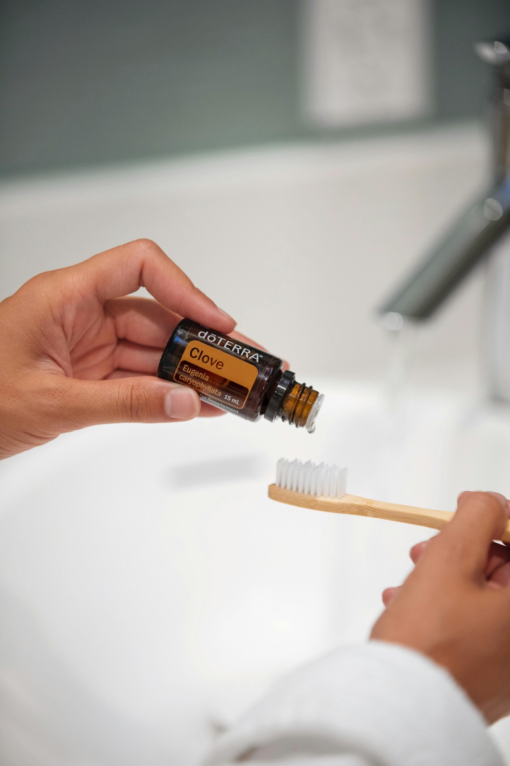 pexels-doterra-international-llc-2204678-5495915 잇몸약 보조제를 뿌리고 있다