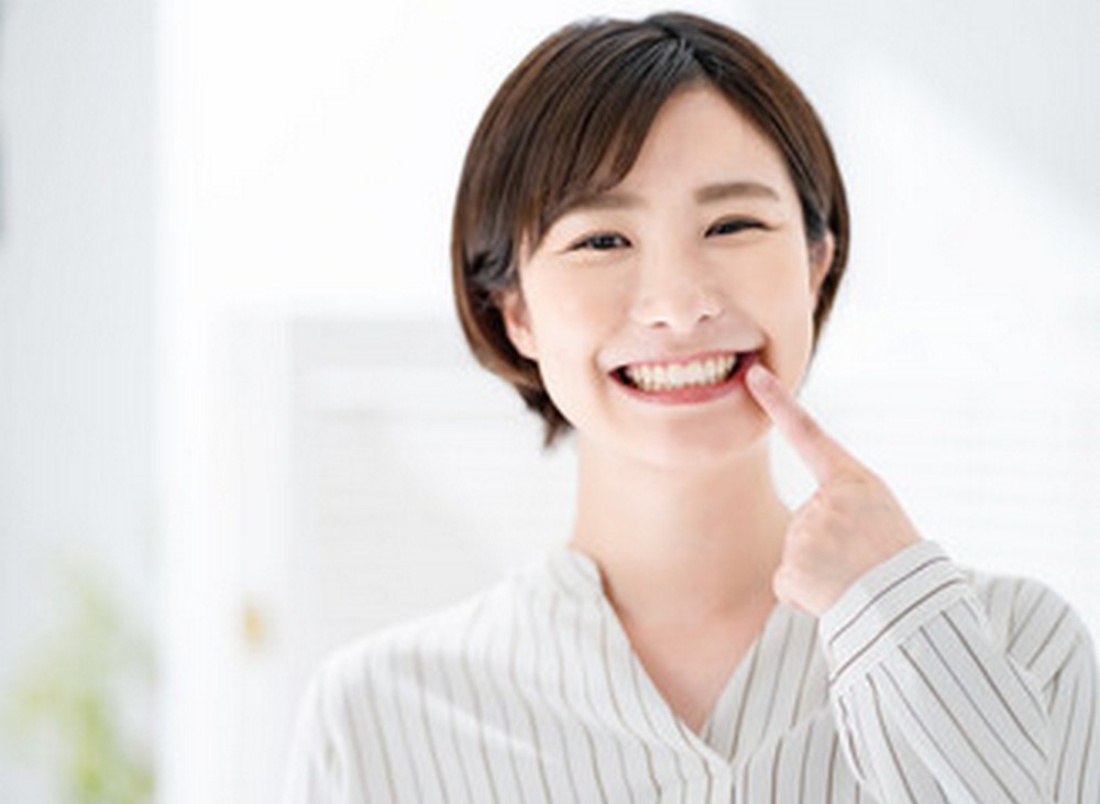 woman-with-smile-her-face-smile-her-face 잇몸이 건강한 여성이 웃고있는 사진