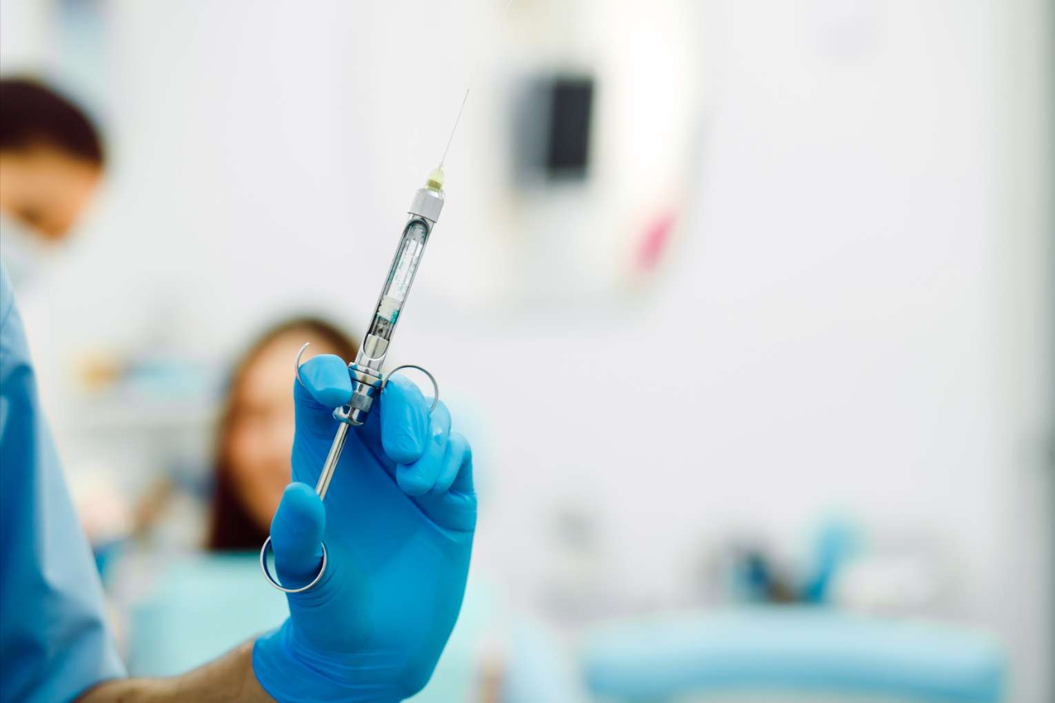 close-up-hand-with-glove-syringe 울산 치과 안전한 마취를 위해 주사기를 준비하는 의료진의 손