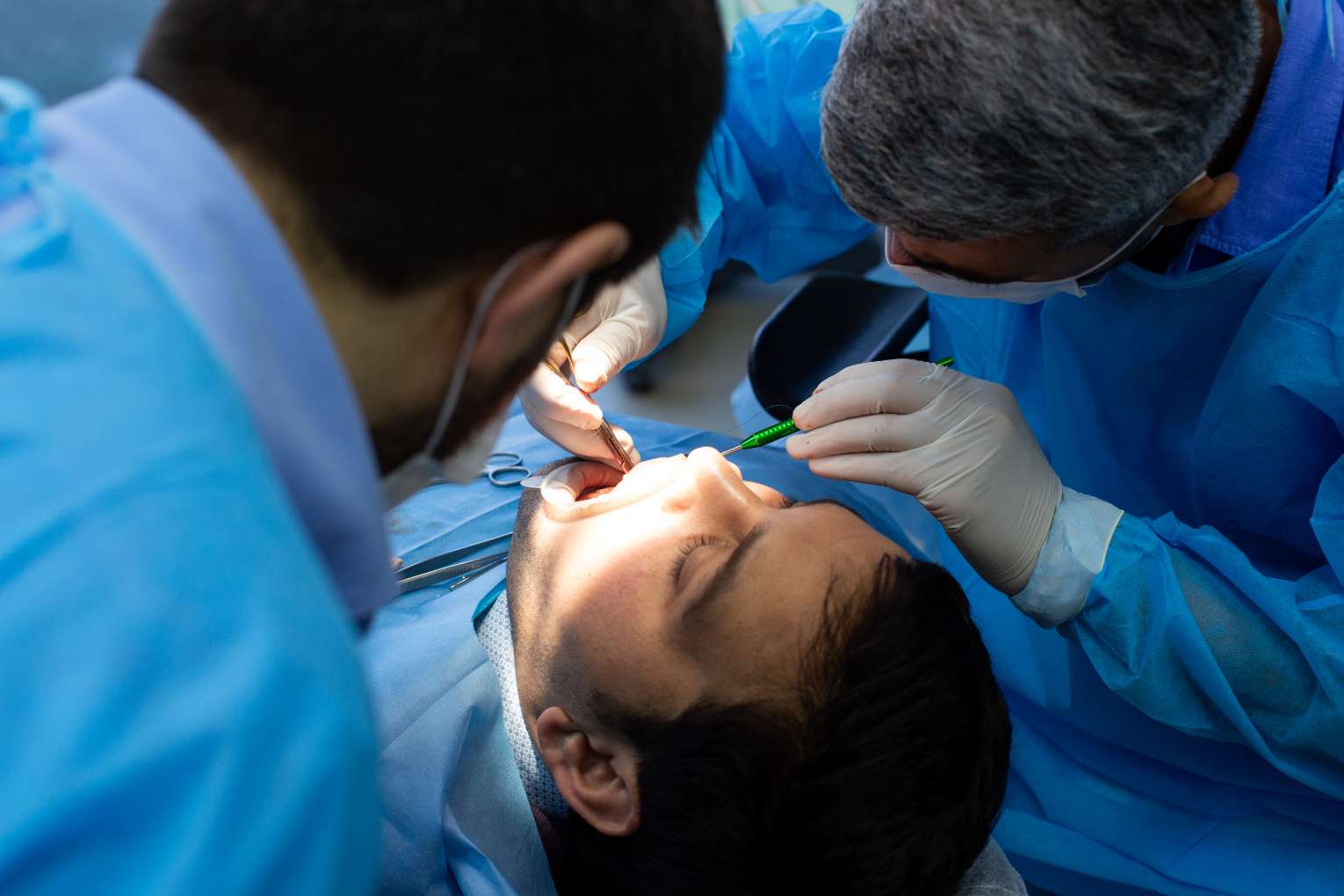 dentist-assistant-surgery-dental-clinic 울산 드림연합치과 수술실에서 협력하는 치과의사와 진료 보조 인력 예