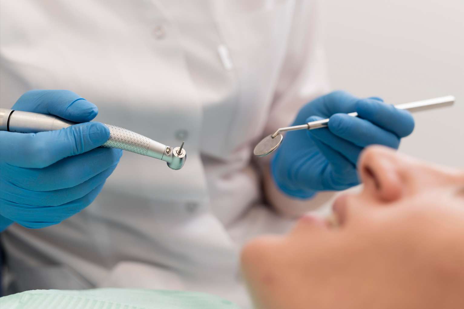 female-patient-having-procedure-done-dentist (2) 울산 드림연합치과에서 치과 진료를 받고 있는 여성 환자