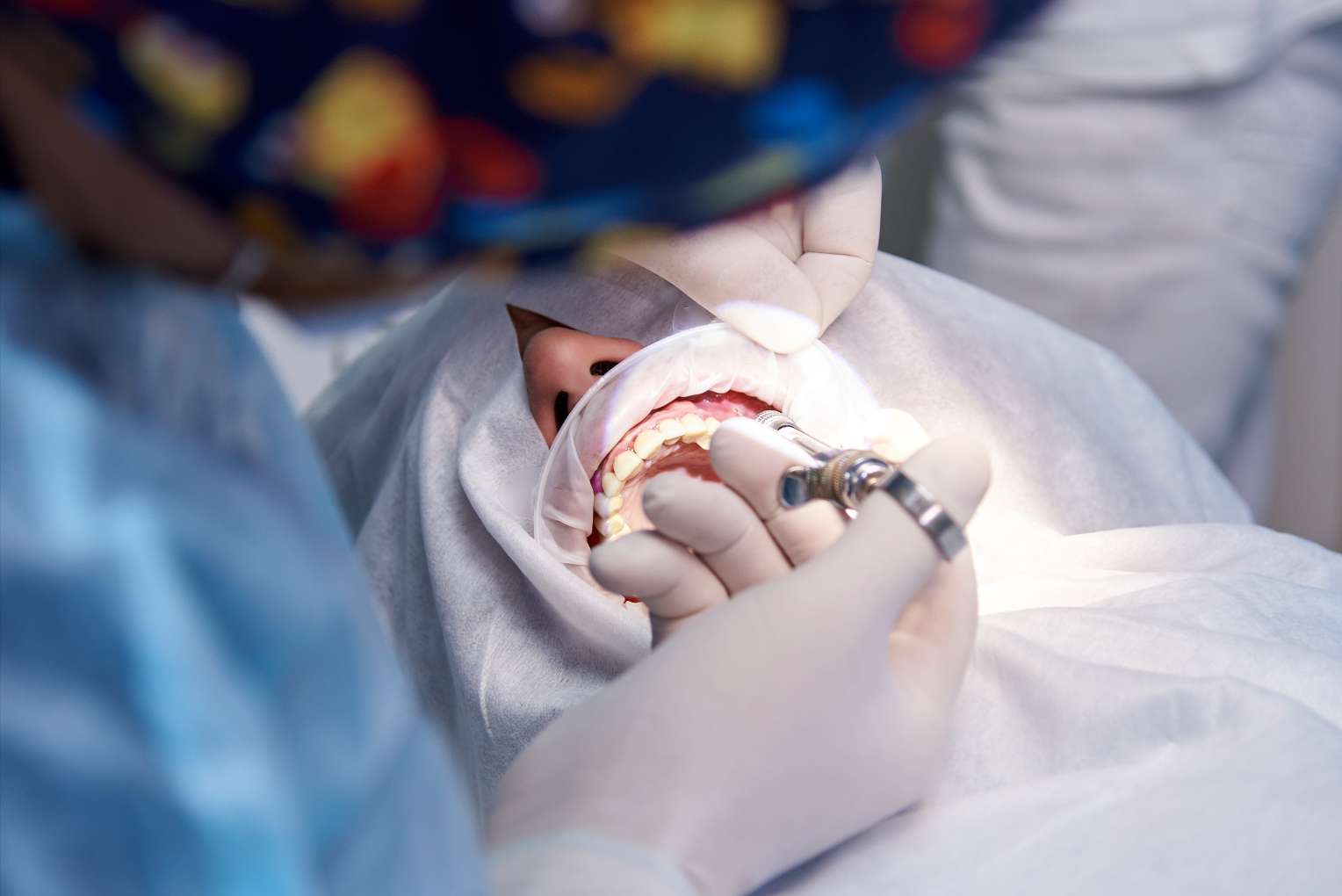 surgery-dental-clinic-anesthesia-dental-surgery 울산 드림연합치과 마취 후 임플란트 수술을 진행하는 장면