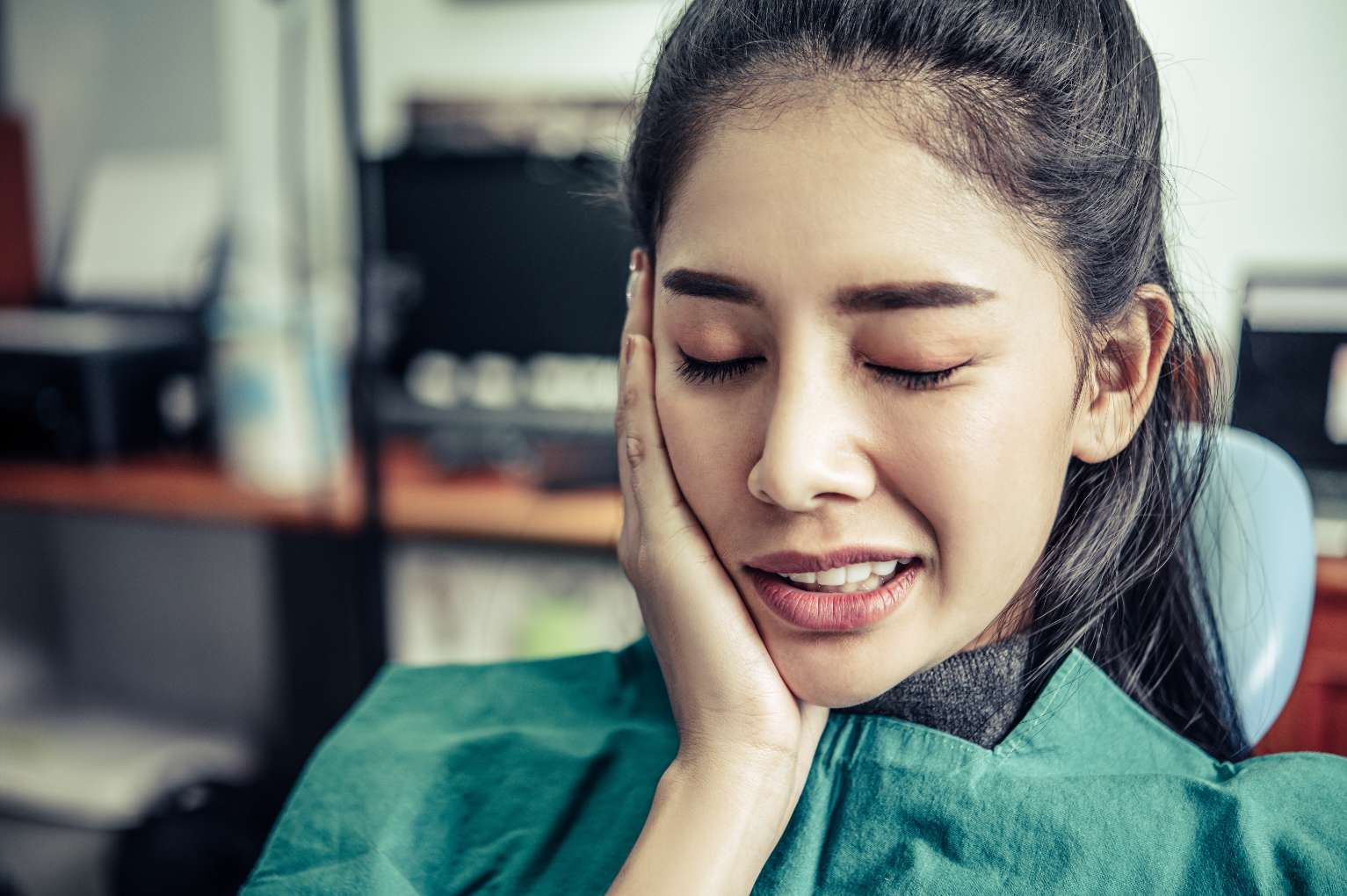 that-woman-had-toothache-hand-touch-her-cheek 치통으로 인해 볼을 감싸 쥐고 괴로워하는 여성