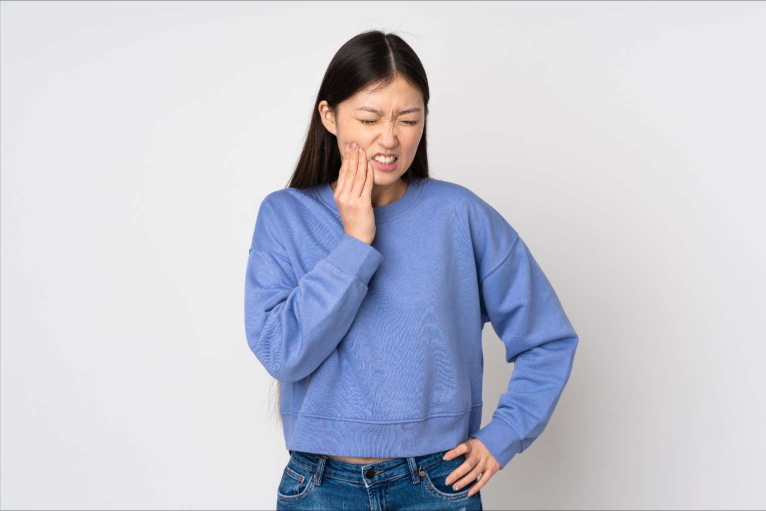 young-asian-woman-wall-with-toothache 치통으로 벽에 기댄 채 괴로워하는 젊은 여성