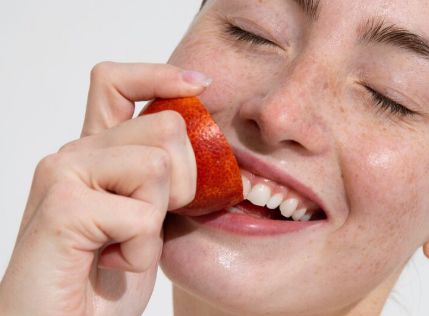 한 여성이 이빨 치료를 마친 후