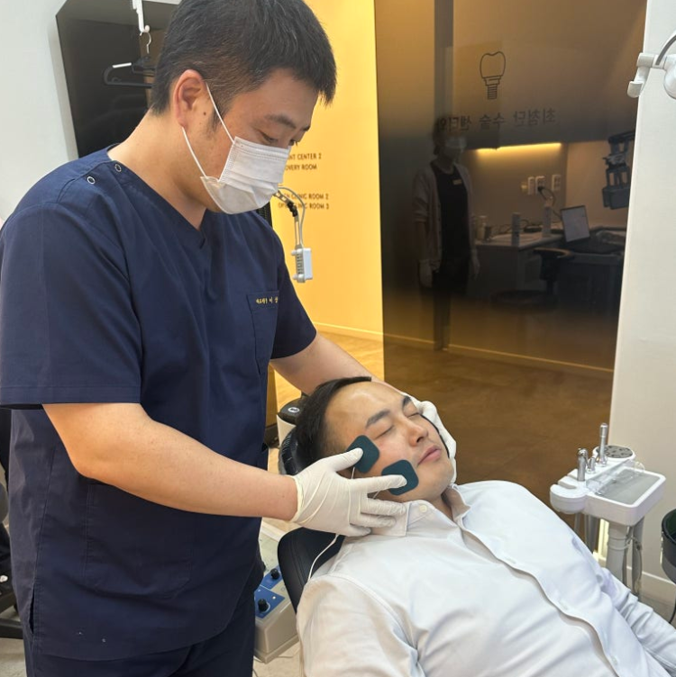 울산 남구 삼산 치과인 드림연합치과의 대표원장인 이상림 치과원장이 턱관절 진료를 하고 있는 장면