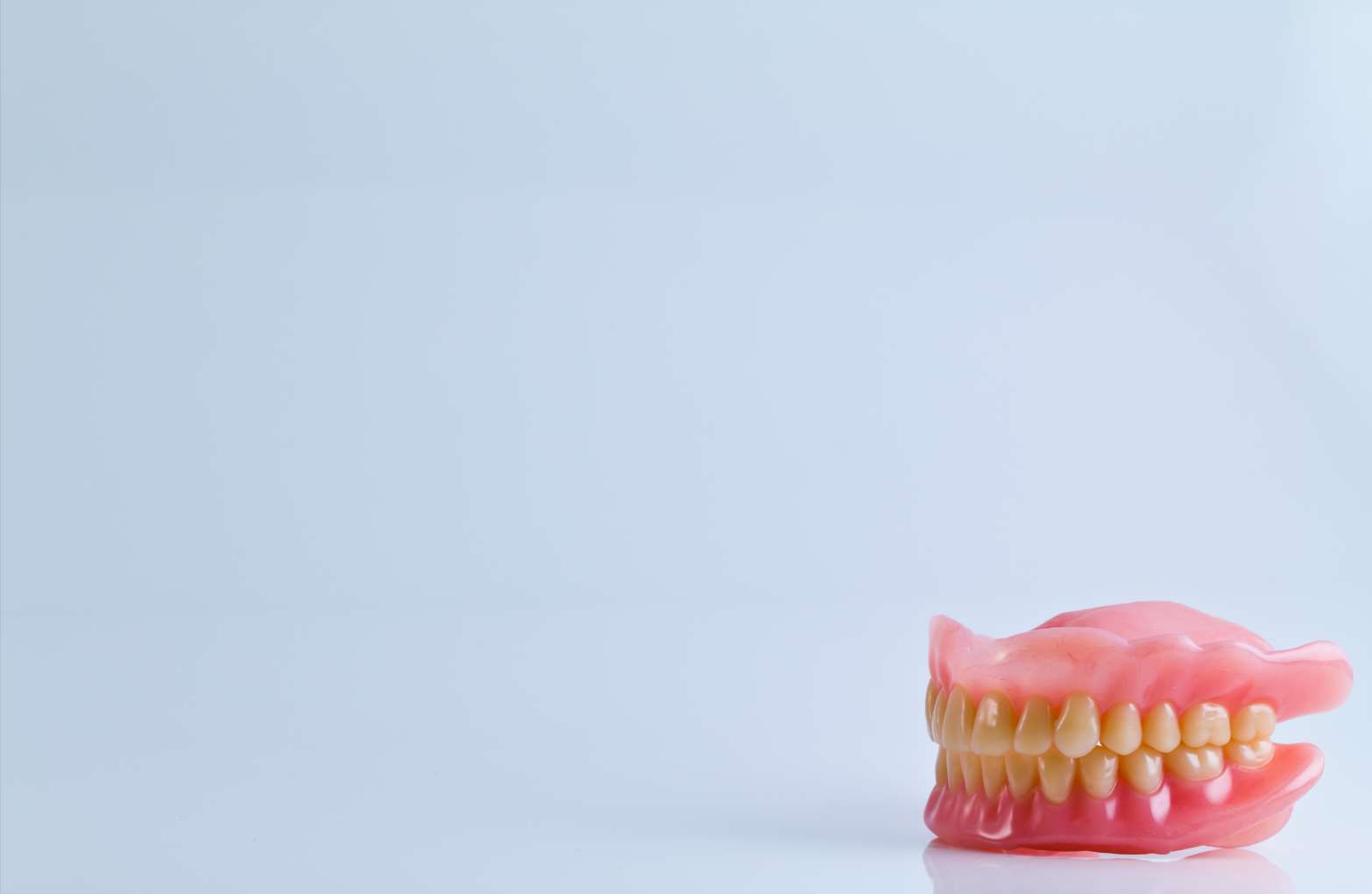 full-set-acrylic-denture-isolated-white-background (2) 전체 틀니