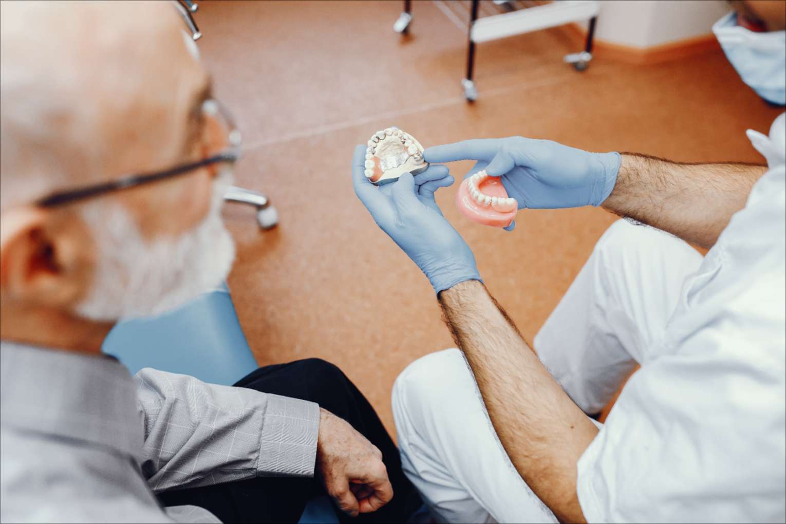 old-man-sitting-dentist-s-office (2) 치과의사가 틀니를 소개하고있다