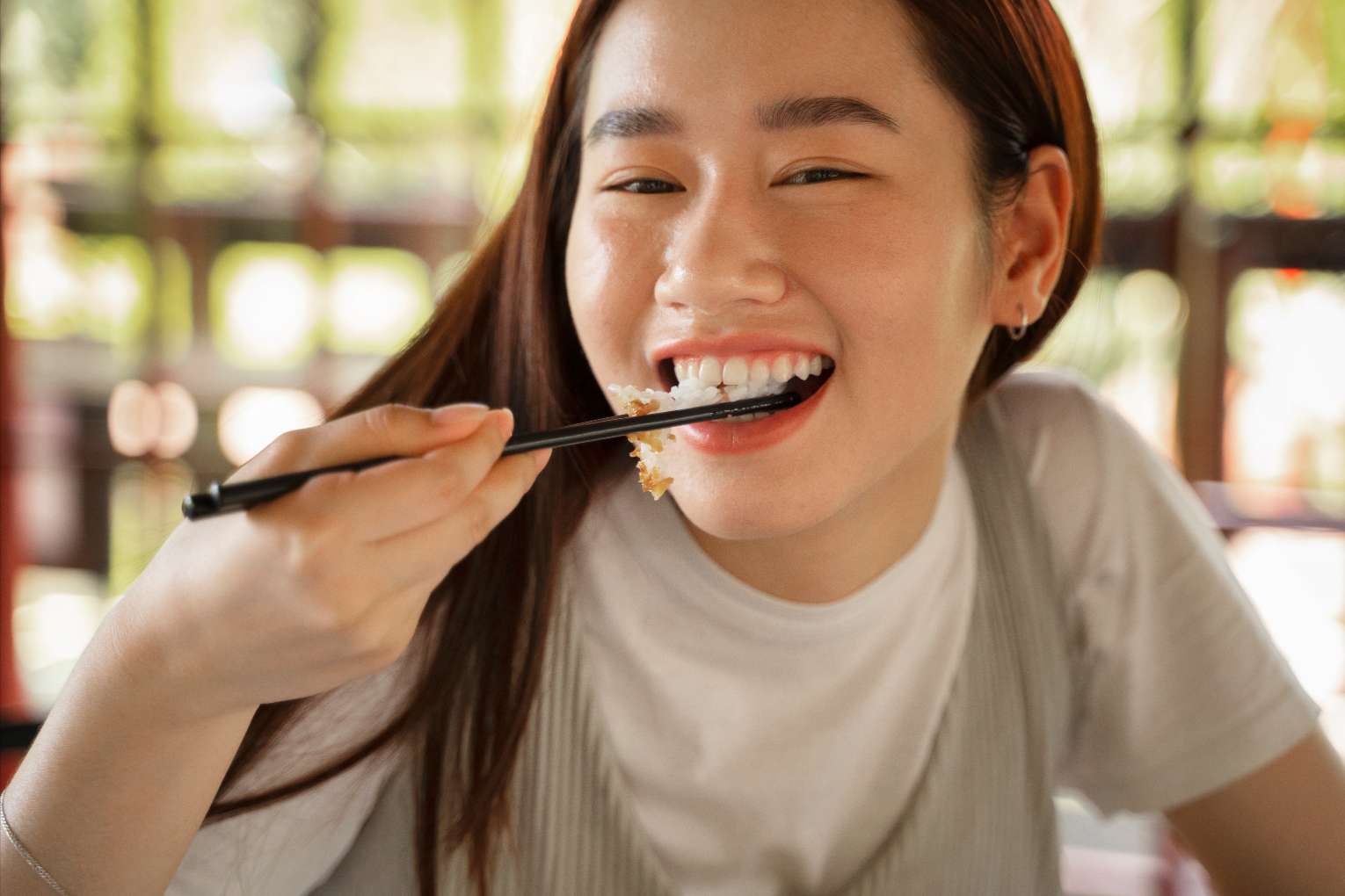 양치하면서 환하게 웃는 여성