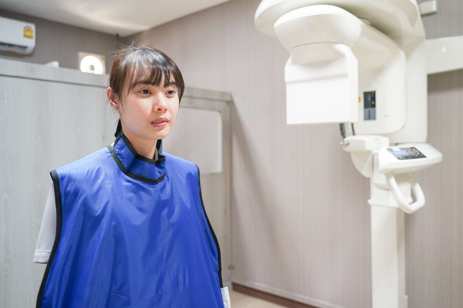 납 방어복을 착용하고 안전하게 엑스레이 촬영 준비하는 환자