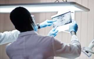 디지털 엑스레이 촬영 후 모니터로 결과를 즉시 확인하는 의료진