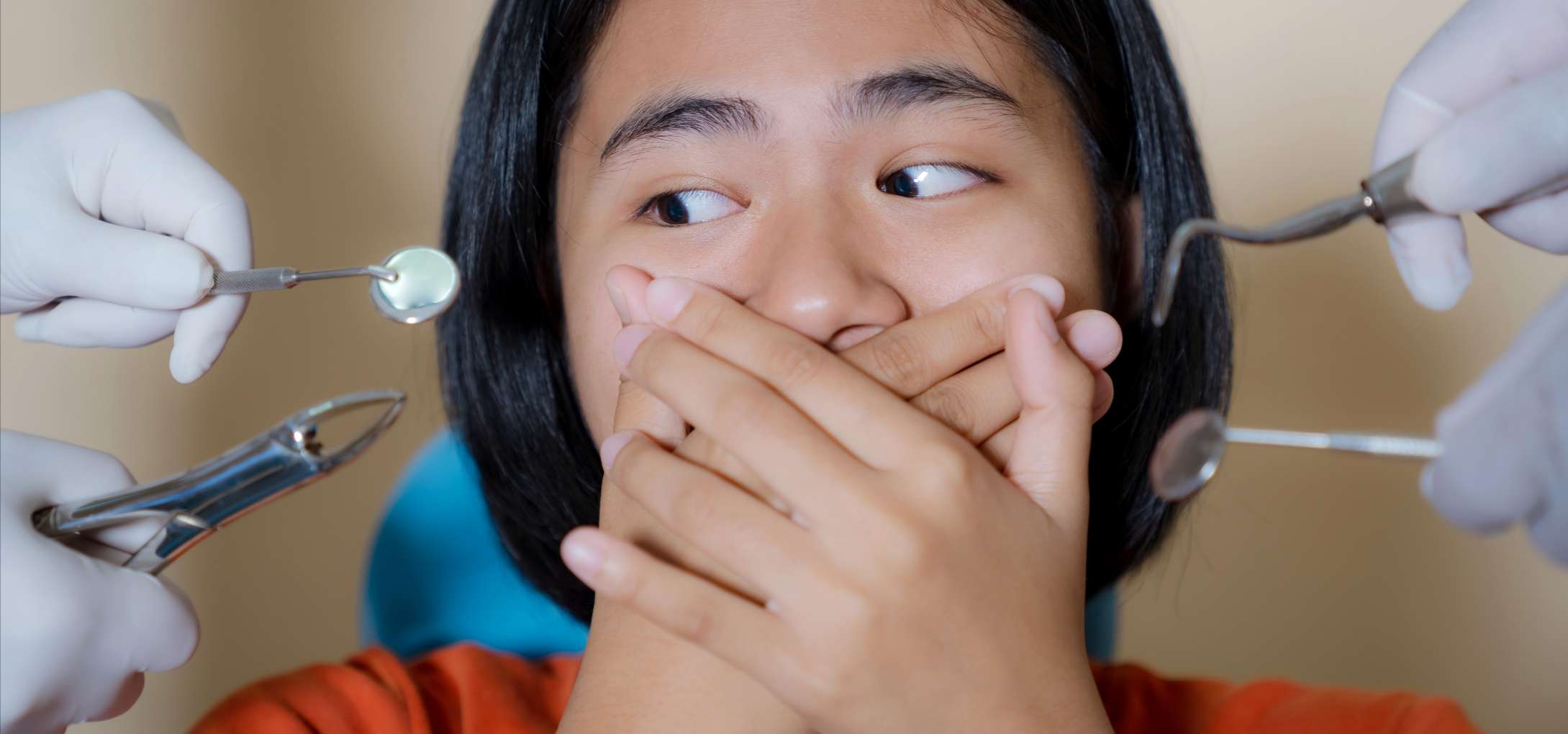 투명한 치아 법랑질 부식 (5) 투명해진 이빨을 보여주기 싫어 입을 가리는 환자