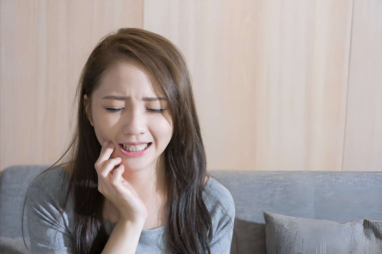 투명한 치아 법랑질 부식 (8) 치아가 전보다 얇아지고 쉽게 깨져서 많이 아파하는 사람
