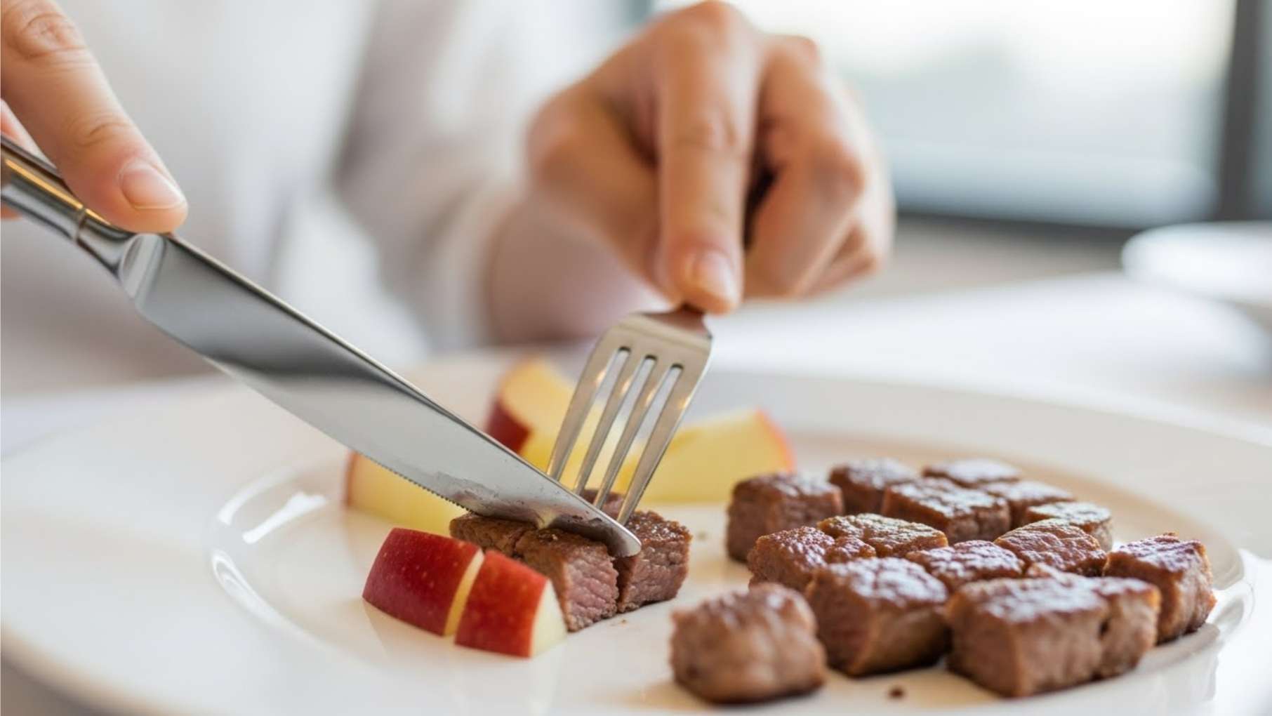 교정 장치 보호를 위해 음식을 작게 잘라 어금니로 씹는 습관