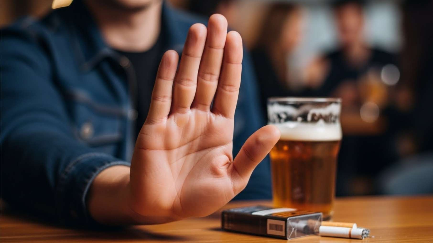 임플란트 실패를 막기 위해 술과 담배를 단호하게 거절하는 모습