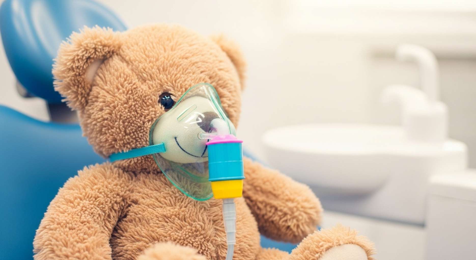 치과공포증 어린이9 안전한 웃음가스 치료를 설명하기 위해 마스크를 쓴 귀여운 테디베어 인형