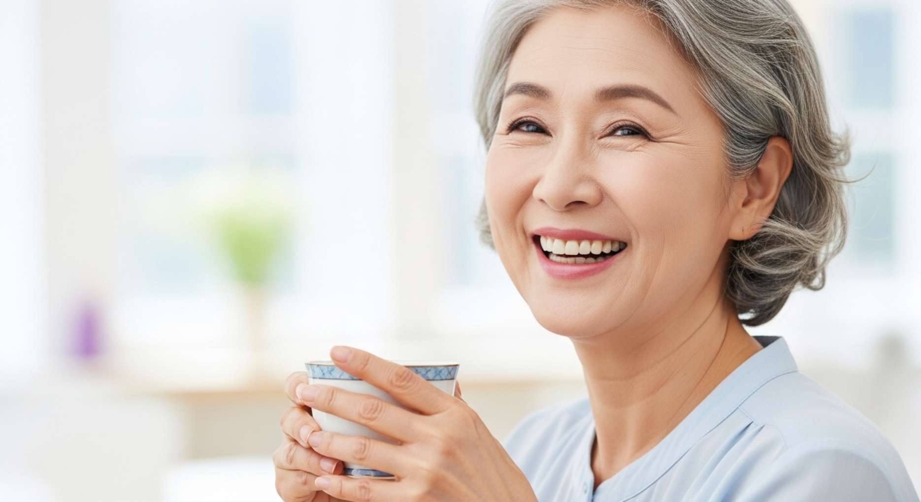 임플란트 악취9 임플란트 냄새 치료 후 자신감 있게 대화하며 웃는 환자의 모습