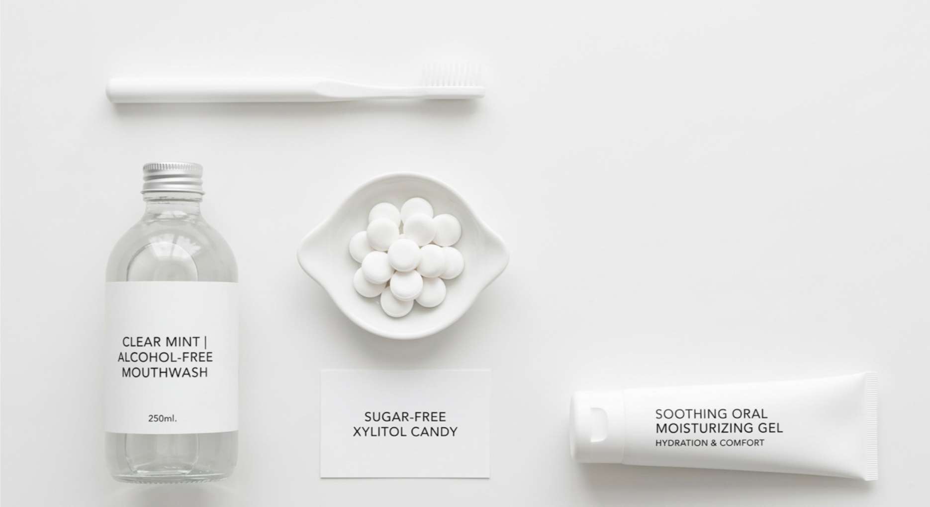 무알코올 가글, 자일리톨 캔디, 구강 보습 젤이 깔끔하게 배치된 평면 촬영 사진.
