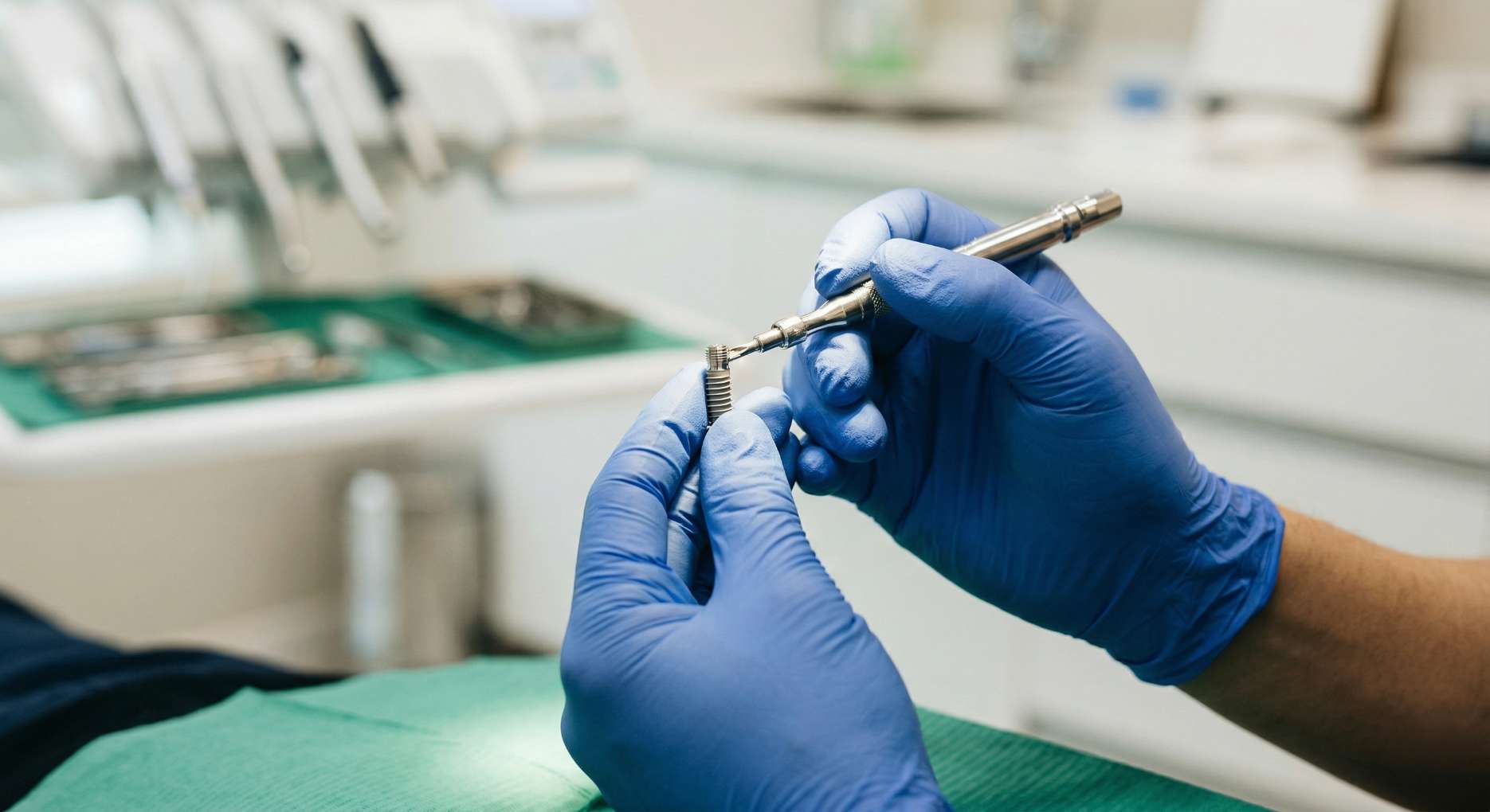 임플란트 2차 수술12 의료용 장갑을 착용하고 임플란트 지대주 및 픽스처 부품을 정밀 도구로 다루는 모습