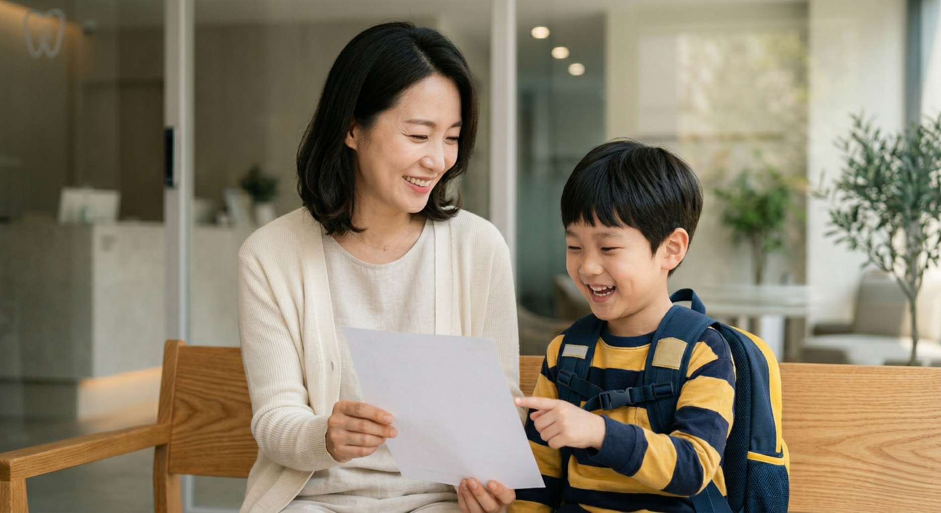 보호자와 함께 구강검진 서류를 확인하는 초등학생