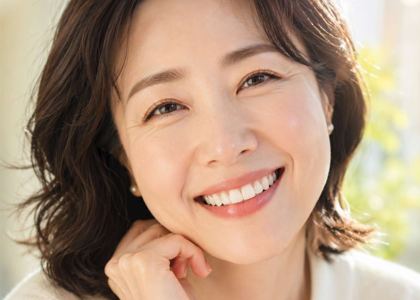 골다공증 약 임플란트9 안전하게 치료를 마치고 건강하고 환하게 웃고 있는 중년 여성의 미소