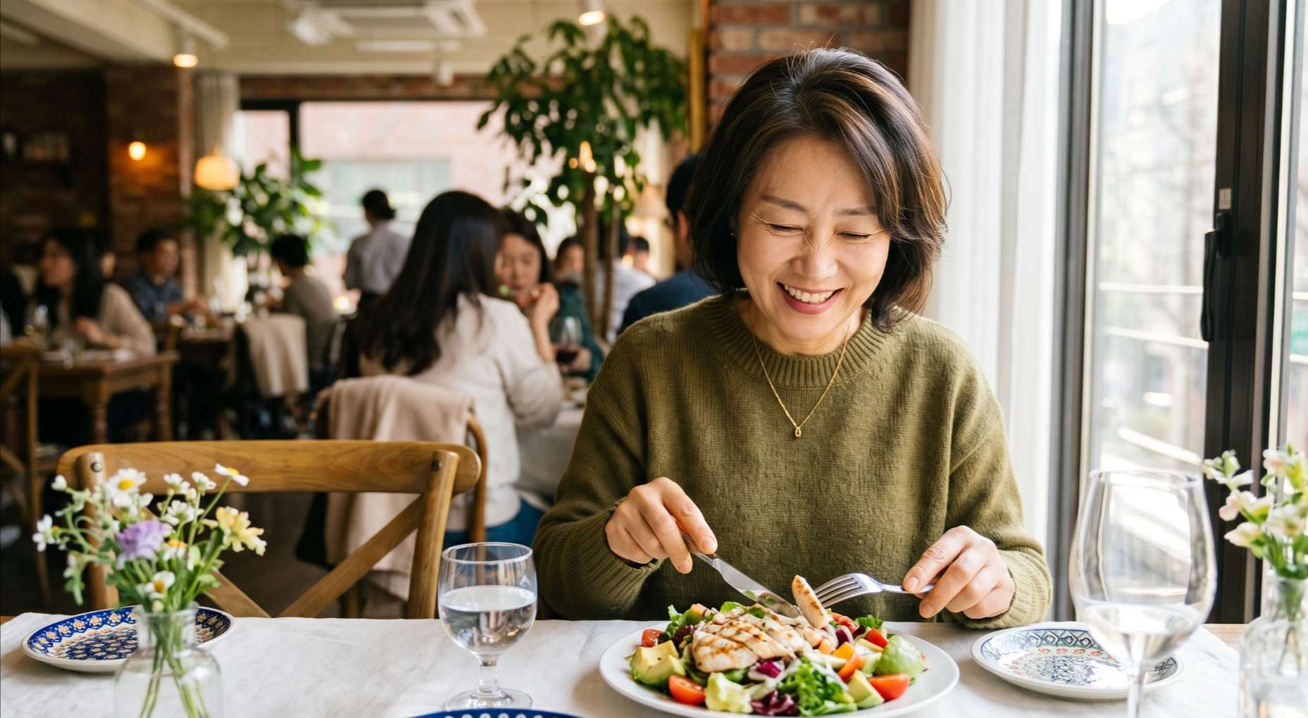 임플란트 재수술7 예쁜 레스토랑에서 통증이나 불편함 없이 즐겁게 식사하고 있는 중년의 모습