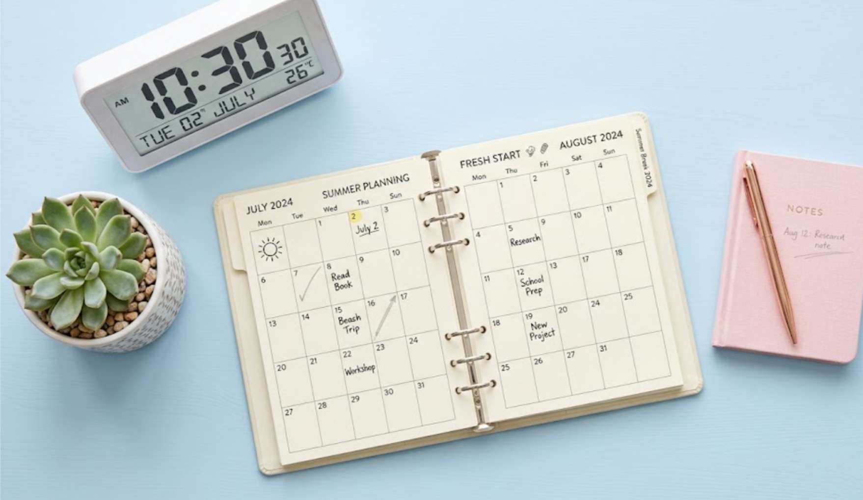 청소년 치아교정7 여름방학 달력과 펜, 작은 화분이 깔끔하게 놓인 책상