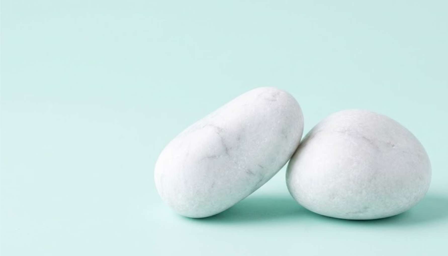 임플란트 보철 적응1 매끄럽고 단단한 두 개의 하얀 도자기 조각이 맞닿아 있는 은유적 이미지
