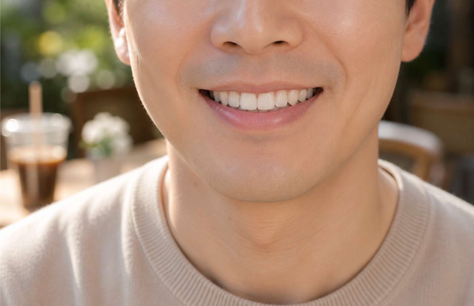 임플란트 수술후 음주9 성공적으로 수술 부위가 회복되어 편안하고 환하게 미소 짓는 남성의 하관 클로즈업