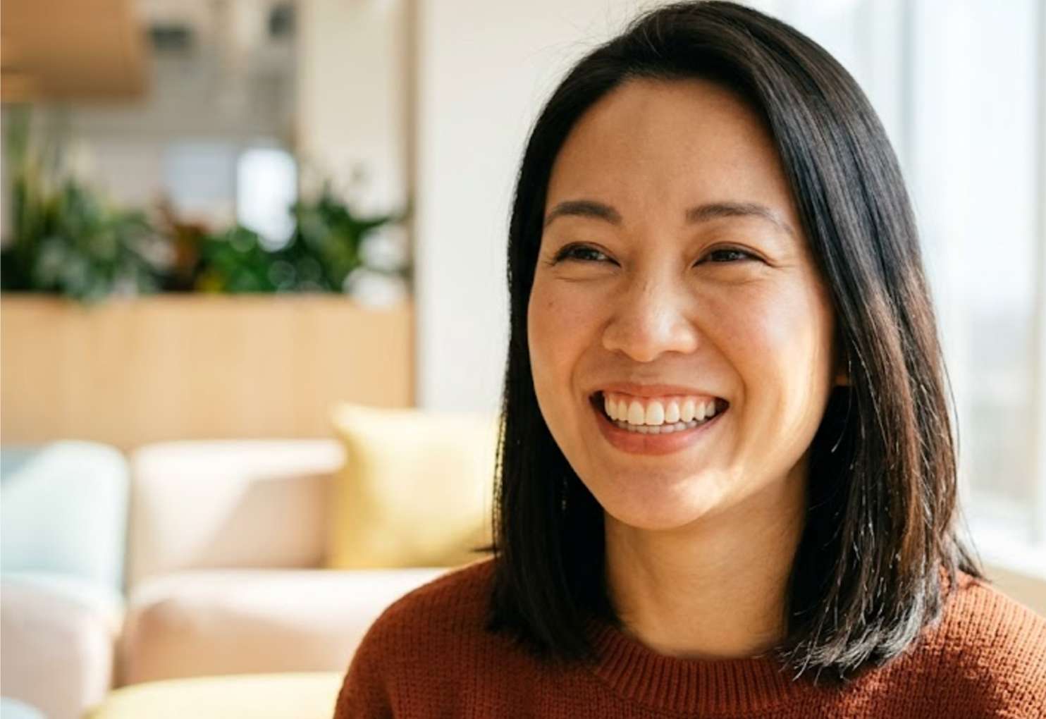 잇몸 뾰루지 고름6 치아 건강을 되찾고 사무실에서 환하게 웃고 있는 동양인 직장인의 미소