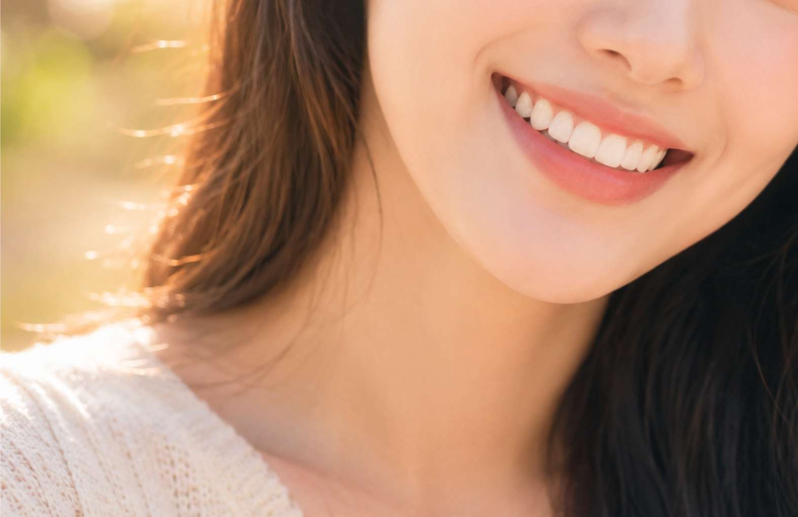 치아 탈회9 하얗고 가지런한 치아로 자신감 있게 환하게 웃는 20대 여성의 모습