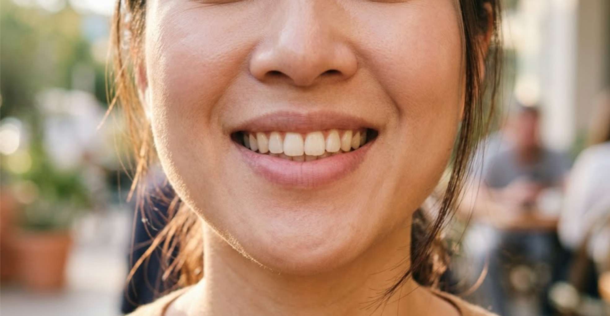 균형 잡힌 하관과 긴장 없이 건강하게 미소 짓는 밝은 미소의 클로즈업 모습